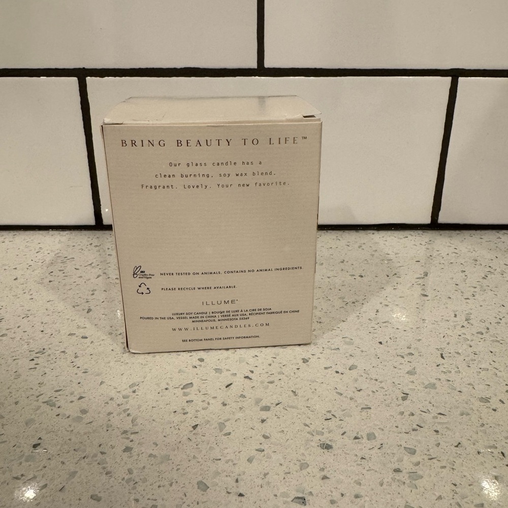 Illume Winter White Luxury Soy Candle — 9.1 oz (259 g) — New in Box - Picture 3 of 10